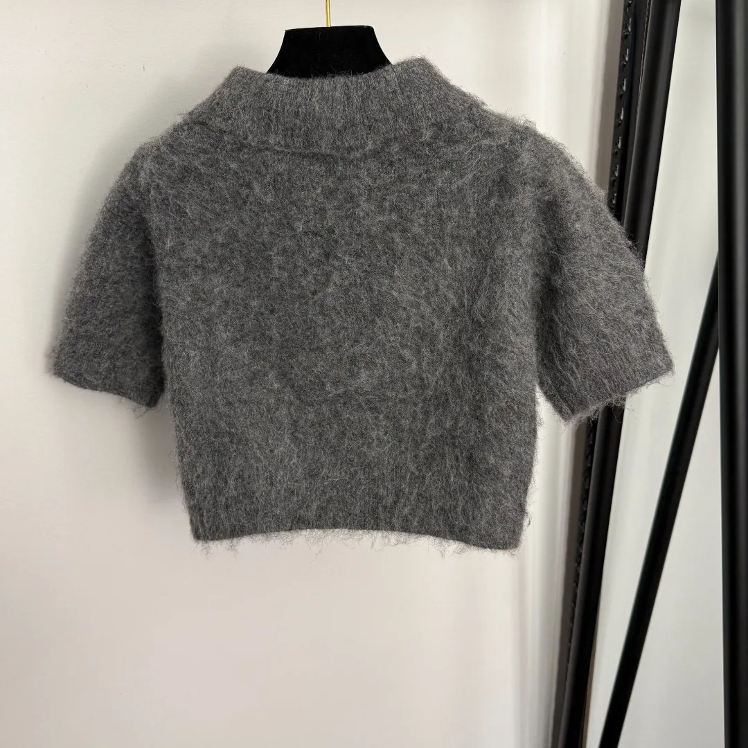 

Autumn 2025 New Short-Sleeve Knit Top for Women: Turn-Down Collar & Casual Cropped Style