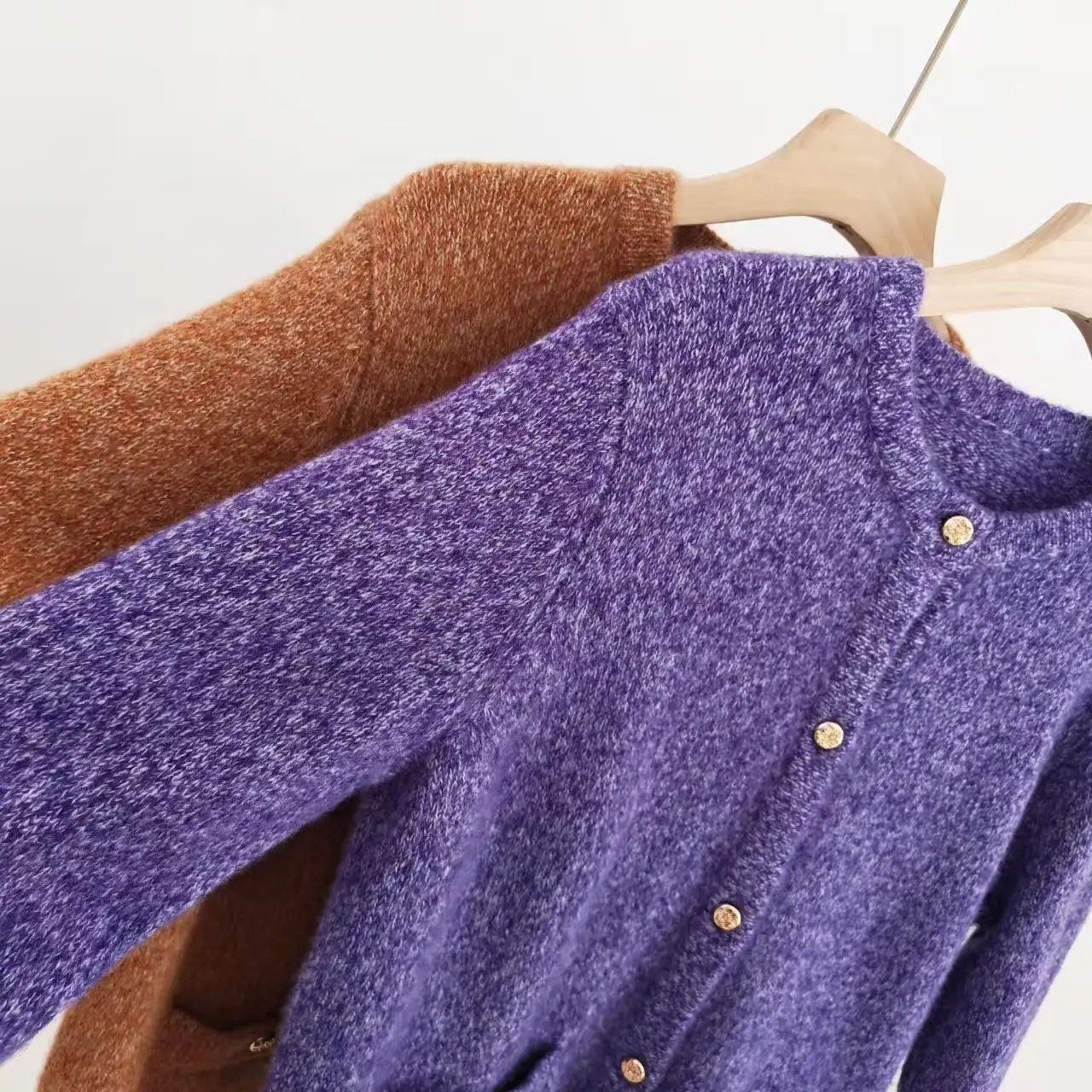 Elegante cardigan girocollo 100% cashmere con doppie tasche e bottoni dorati