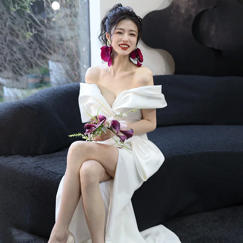 

One 67-shoulder satin wedding dress French style