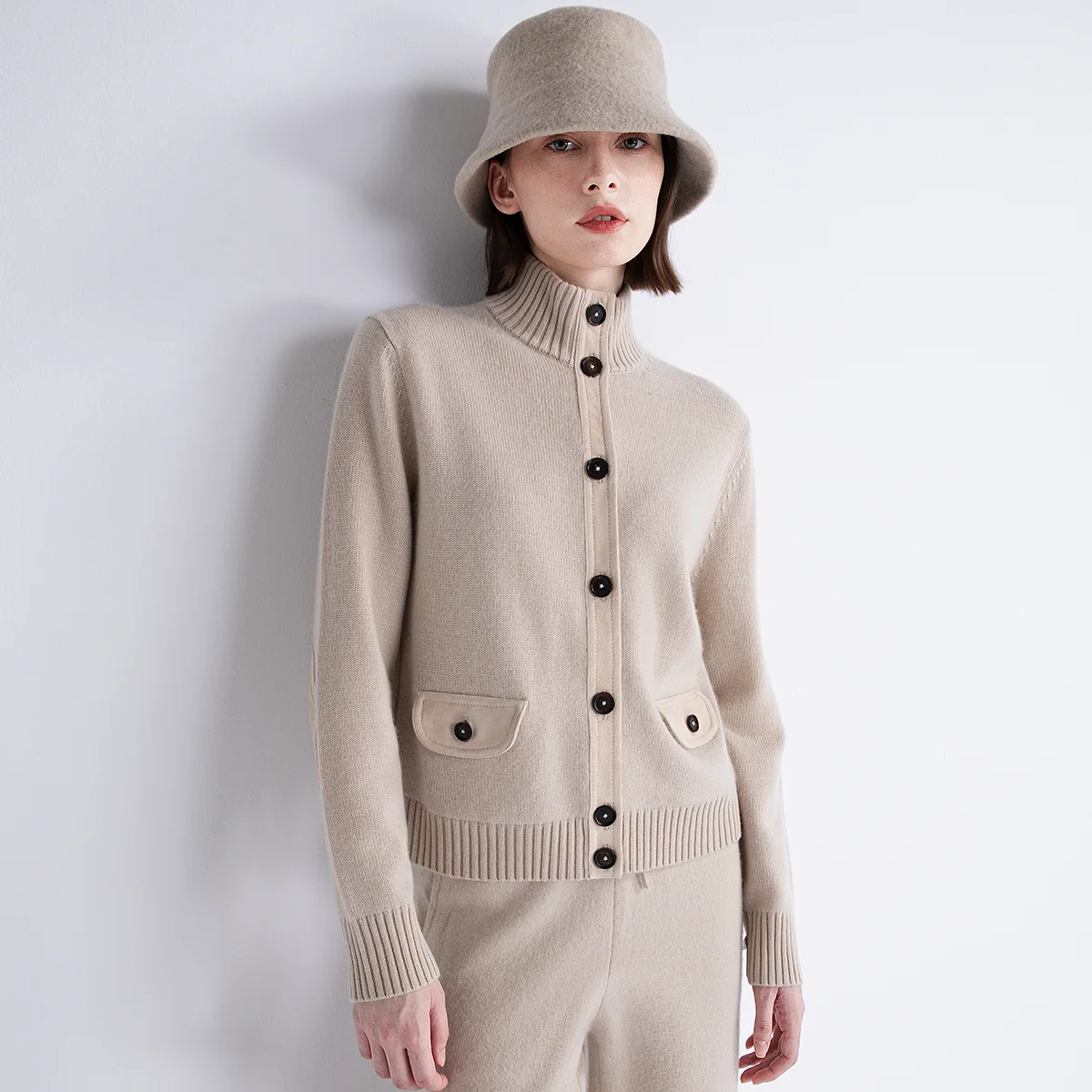 TX652037 Premium-Damen-Cardigan aus Wolle und Kaschmir LP mit Wildlederbesatz und Knopfleiste, weiche Winterstrickwaren