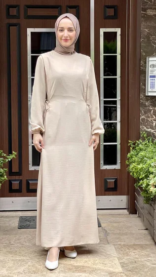 Yandan Bağlamalı Tesettür Elbise: Un’Elegante Scelta per la Moda Islamica