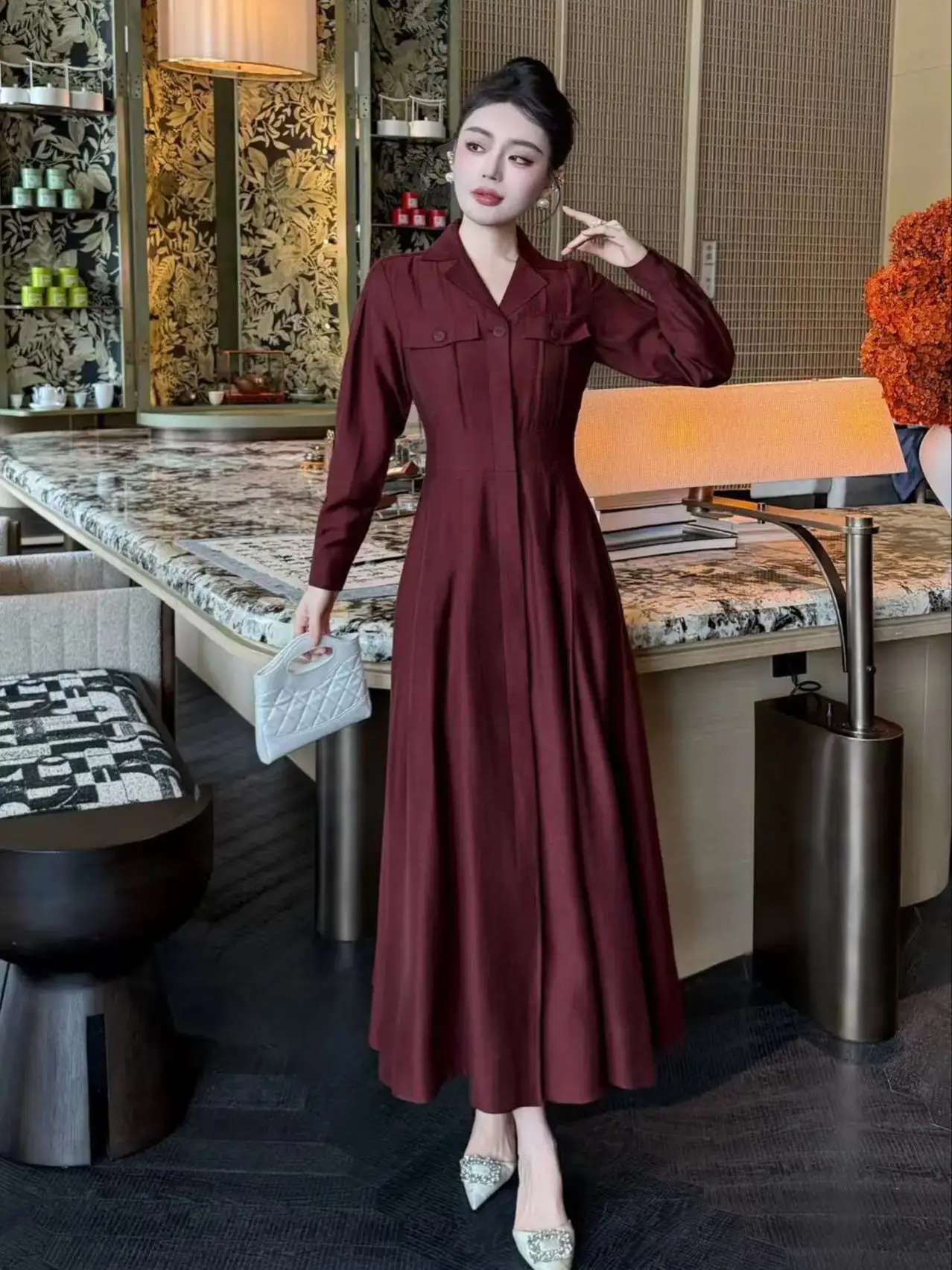 ชุดเดรสสไตล์เสื้อเชิ้ตที่หรูหราพร้อมแขนยาวและดีไซน์กระเป๋า