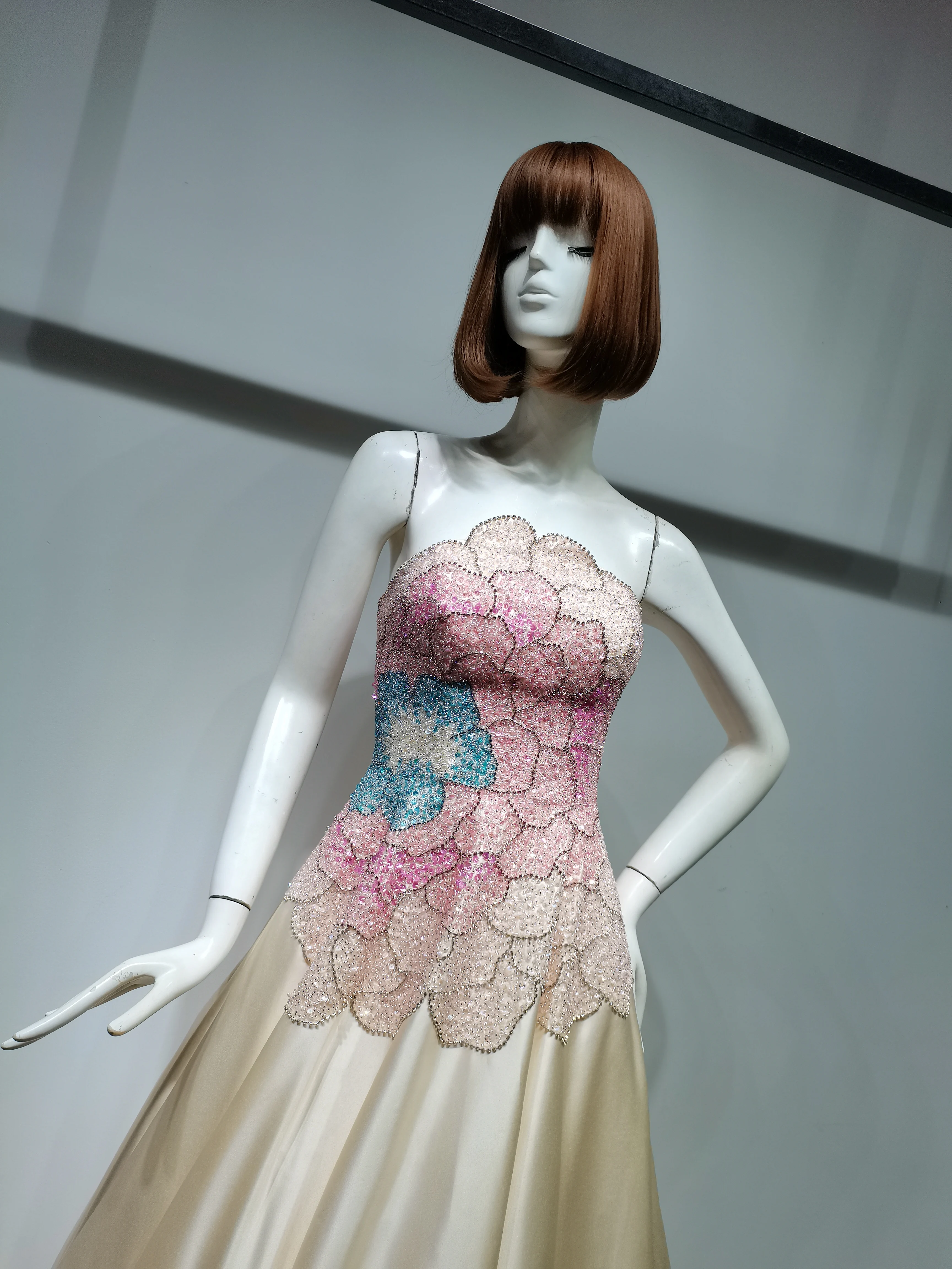 شاليمار تشانغ فستان سهرة ذهبي سخية دبي للنساء حسب الطلب