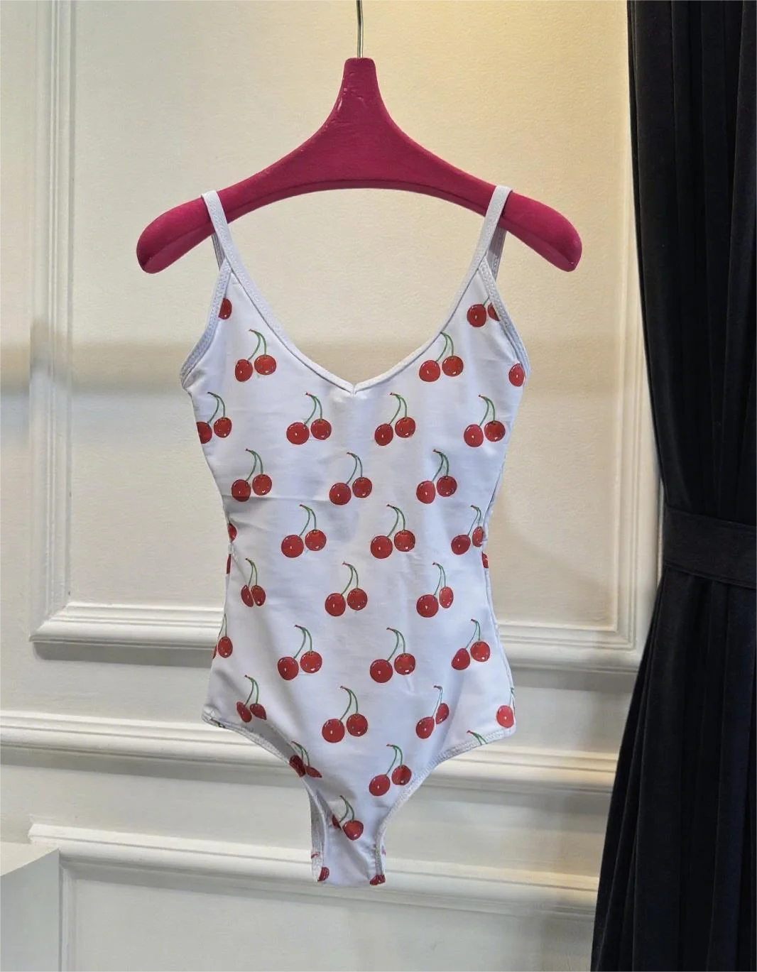 2025 Nuevo traje de baño de una pieza de cereza con cuello en V y cuello halter hueco a la moda para mujer