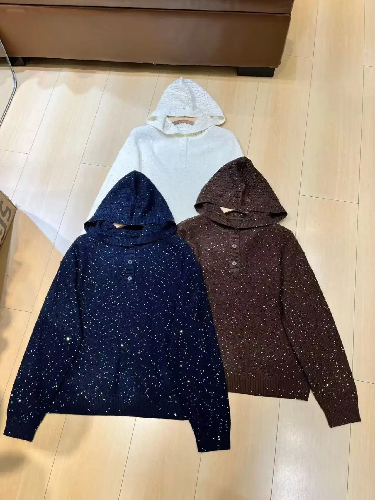 هوديي نسائي محبوك من الصوف الخالص ومزين بالترتر