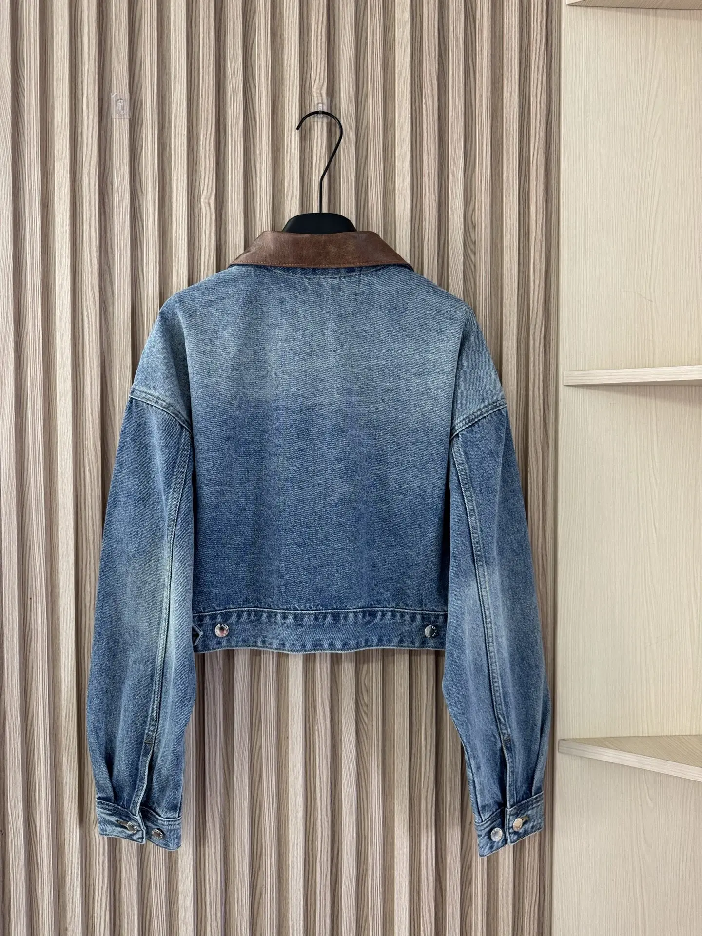 

Осенне-зимняя женская модная джинсовая куртка 2025 года с лоскутными карманами с лацканами SU153