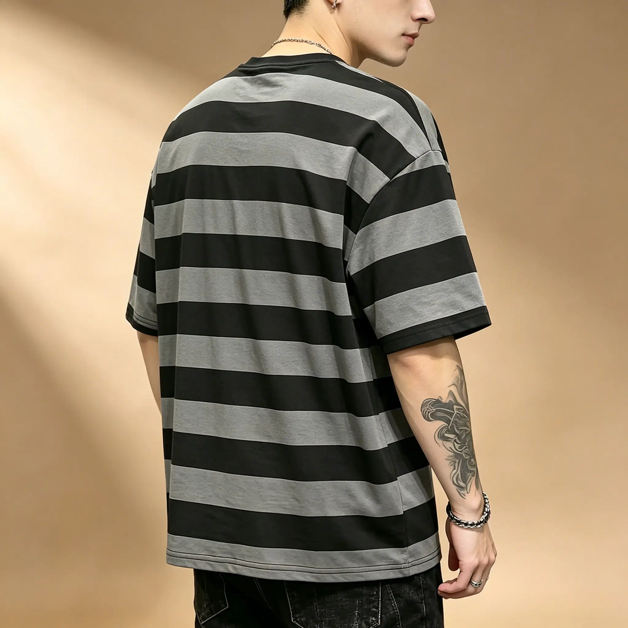 Herren-T-Shirt im Vintage-Stil mit breiten horizontalen Streifen, schwarz-grau, Kontrastfarbe, lockere Passform, weiches, lässiges, tägliches Kurzarm-T-Shirt – Detail 5