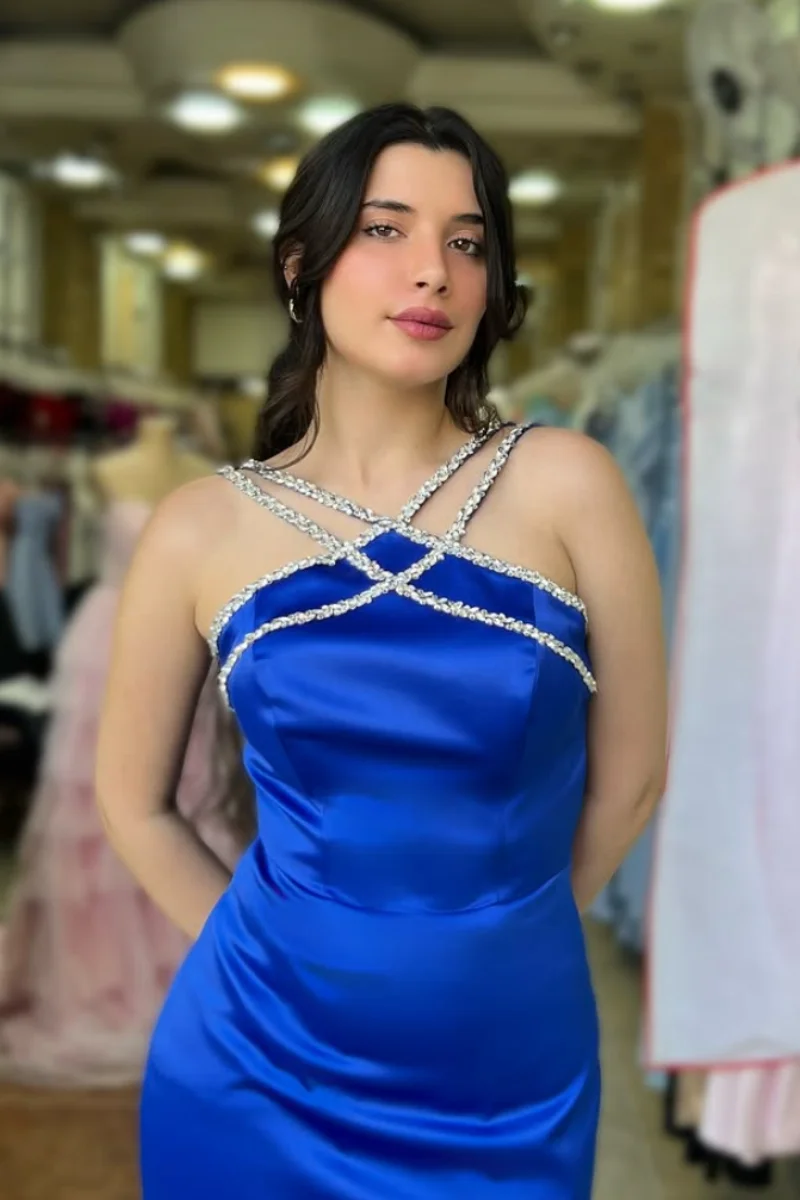 Jessica Abiti da sera con ornamento al collo con perline fatti a mano Abiti da ballo in raso blu Vestibilità slim con spacchi laterali Abiti da festa personalizzati