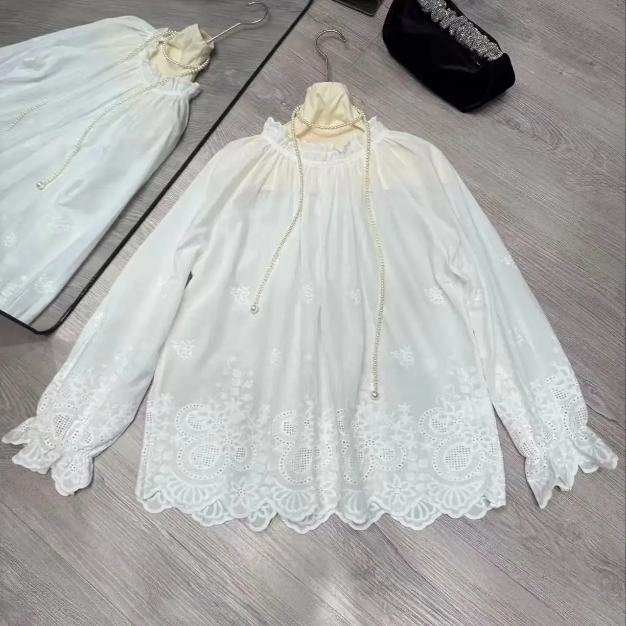 

Блузка из чистого хлопка в ретро-стиле с ажурной вышивкой и длинными рукавами.