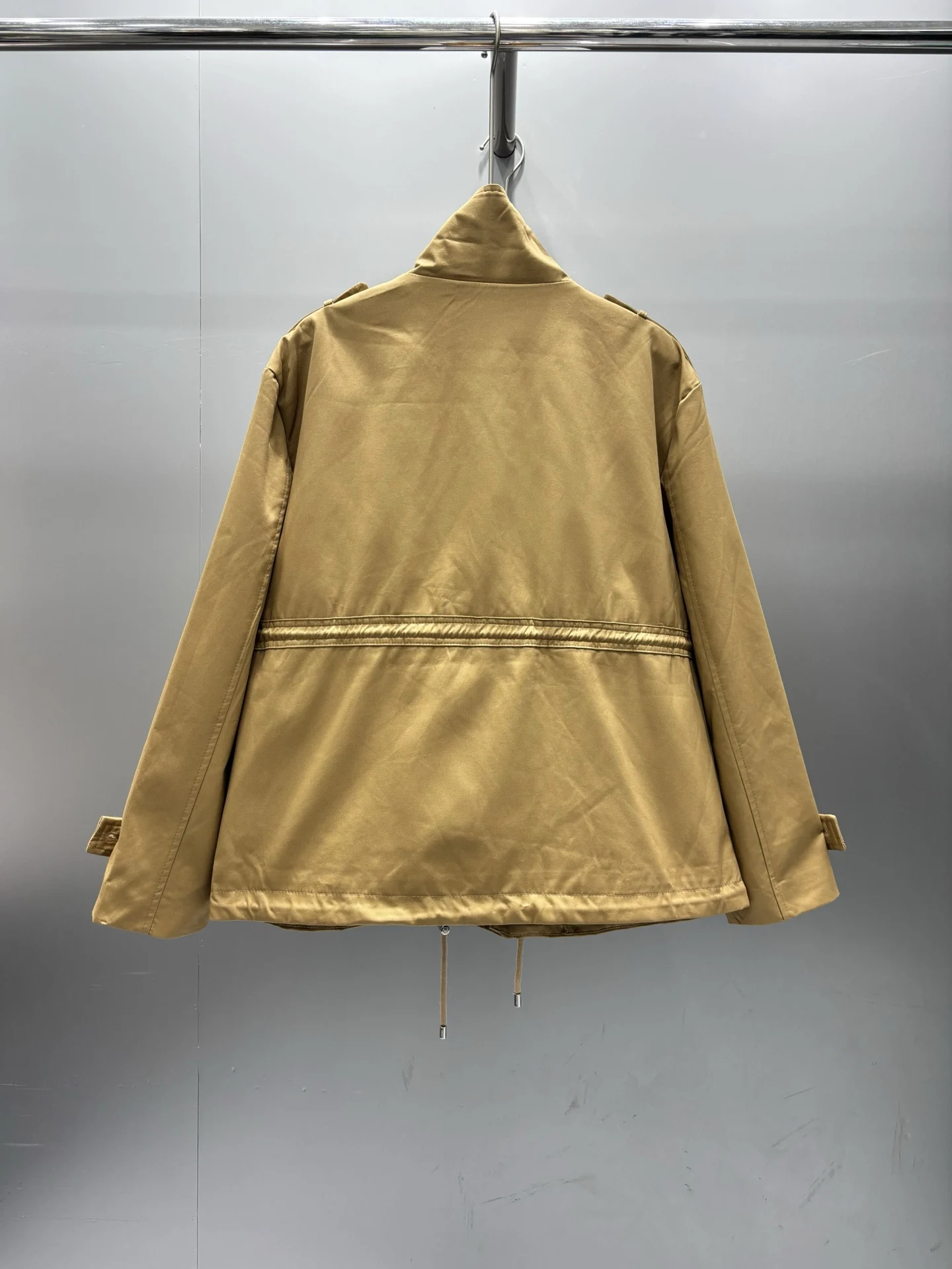 

2025 Новая женская модная универсальная куртка с эполетами и большим карманом на талии на шнурке