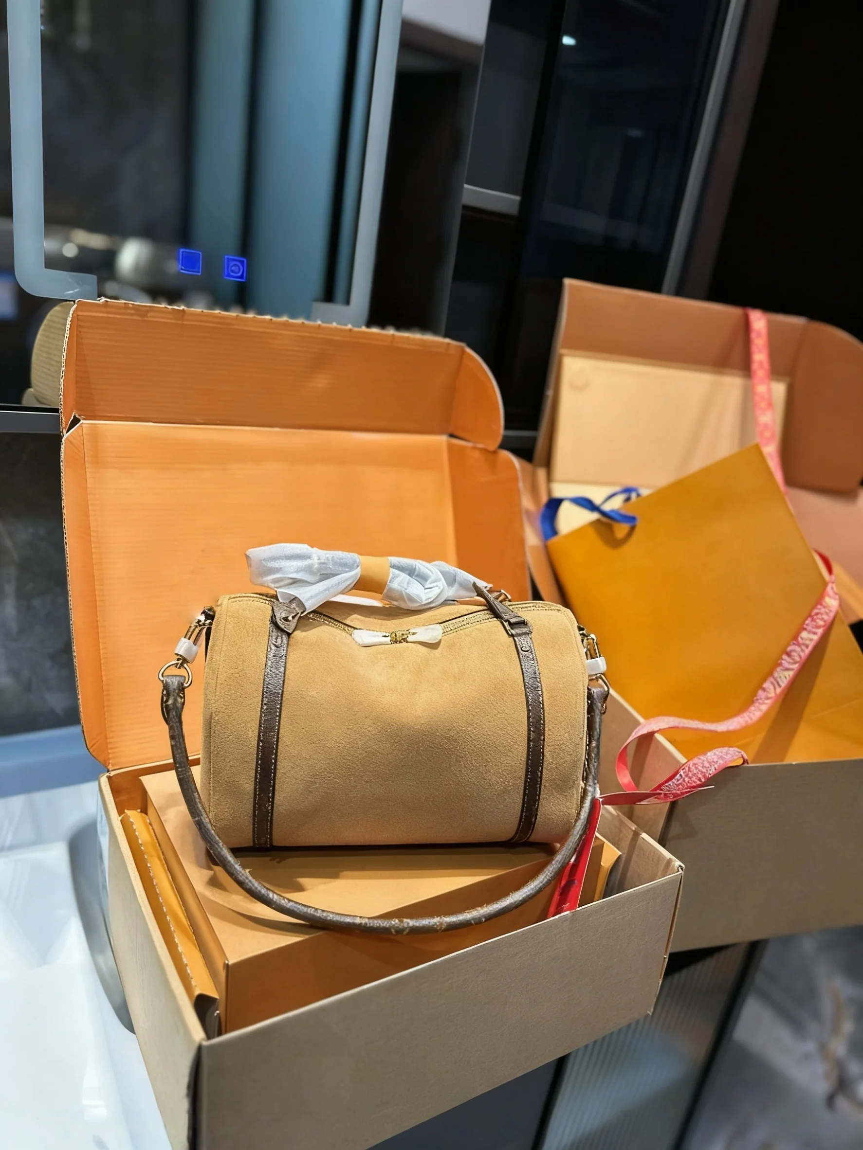 

2025 New SIZE: 25x13x16 CM Fashionable Versatile bags leather cherry Portable can be carried on the shoulder no boxes