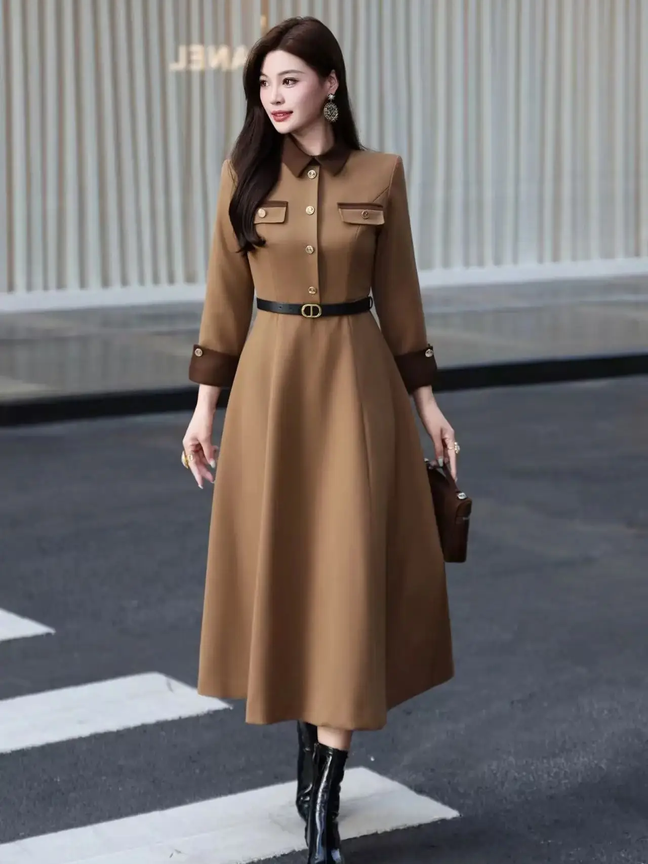 Elegante jurk met hoge hals en kleurblokken in de taille met flatterende riem