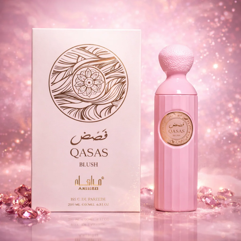 Image of Parfüm Qasas Blush 100 ml - Manasik. Zarter orientalischer Blumenduft mit erfrischenden Zitrusnoten, sanftem Patschuli, süßen Vanilleakzenten und einer holzigen Basis.
