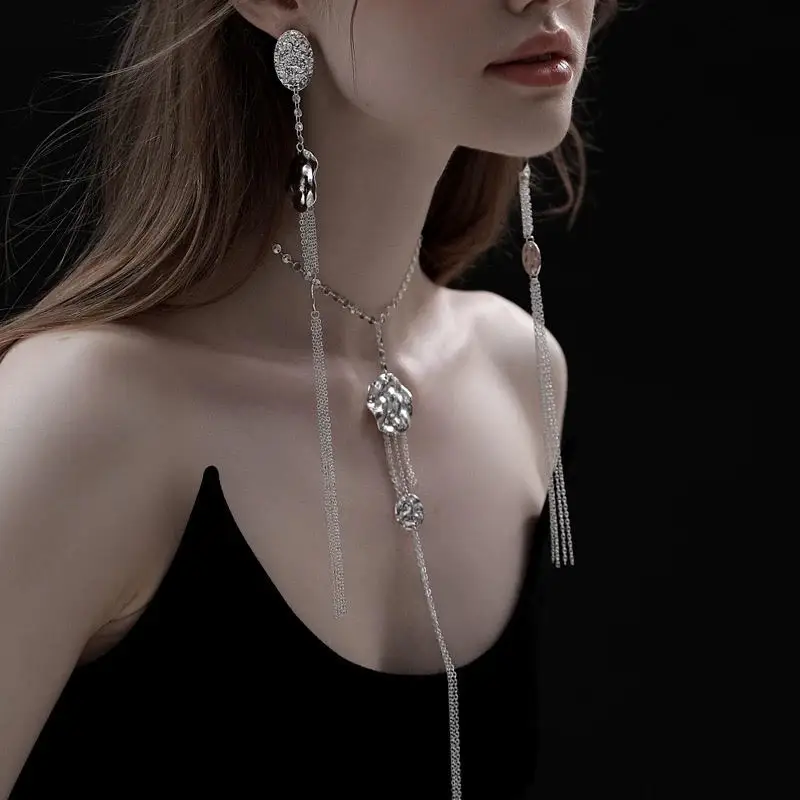 

LustraLuxe Sculpted Chain Elegance – Luxury Statement Necklace & Earrings Set