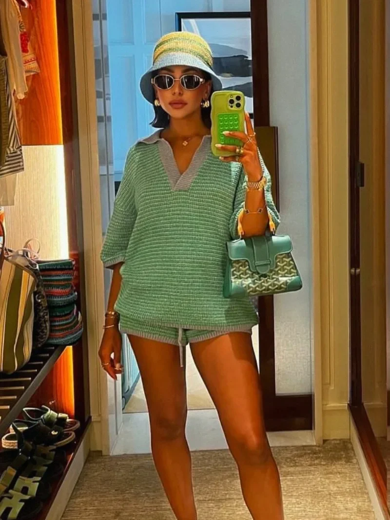 Wakacyjne szorty retro Garnitur Letnie nowe damskie topy z dzianiny z dekoltem w szpic Casualowe szorty z koronki Koreańska moda 2-częściowe zestawy Stroje damskie — zdjęcie 2