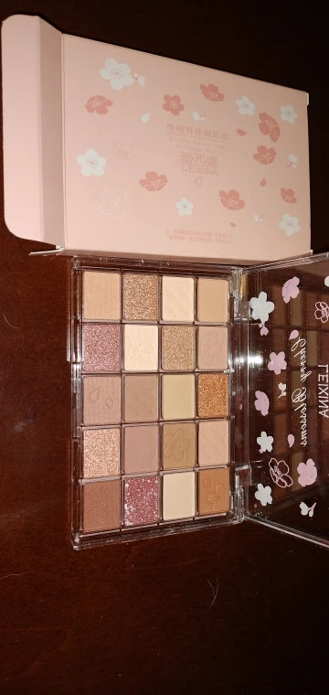 20-Color Eyeshadow Palette with Glitter, Shimmer, and Matte Finishes – Instagram Makeup Palette photo review