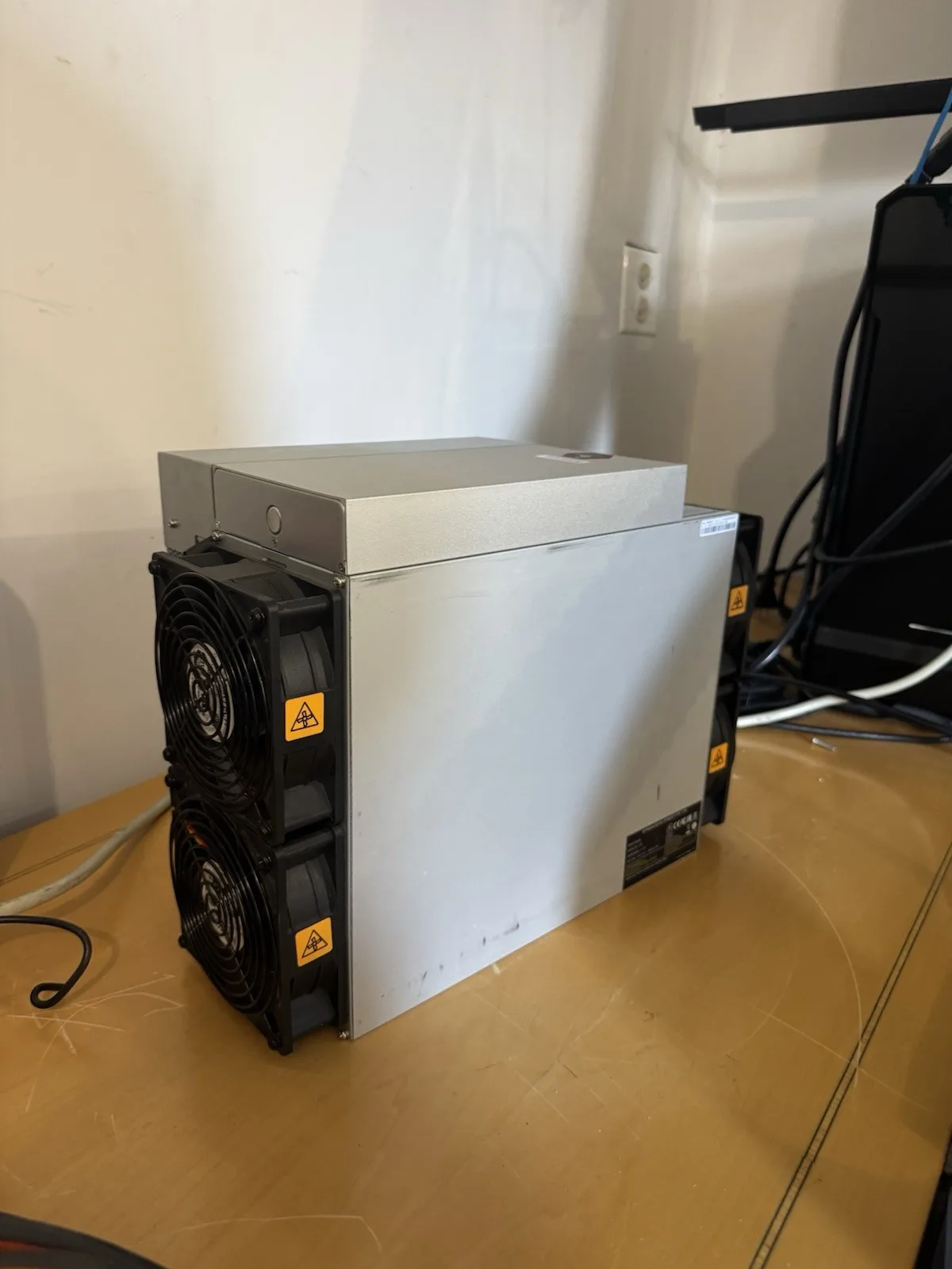 DCE New Bitmain Antminer Z15 Original ASIC Mining Machine
