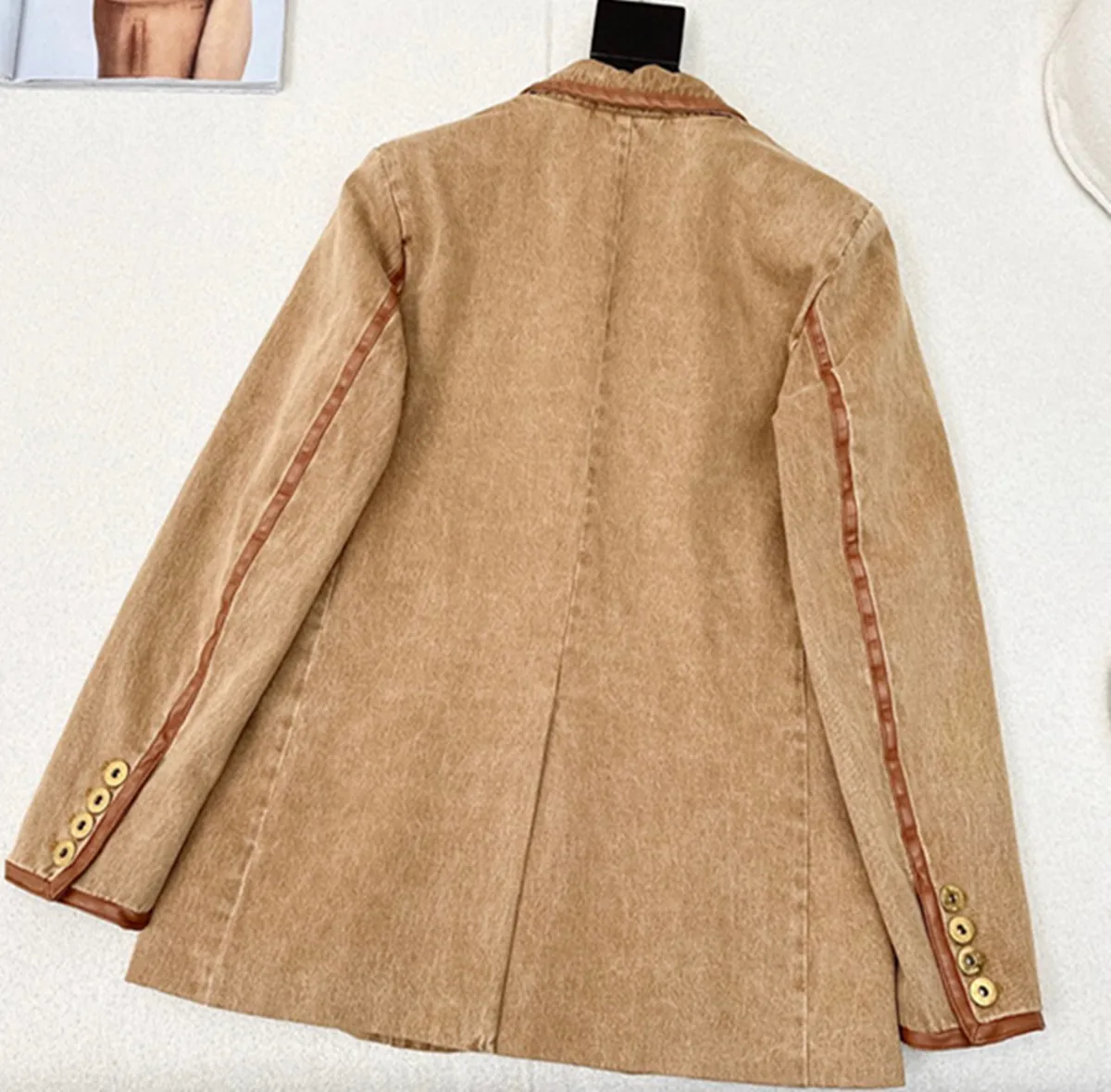 

Женский новый осенний джинсовый пиджак с кожаным декором в стиле пэчворк, модная и красивая универсальная куртка в стиле пэчворк