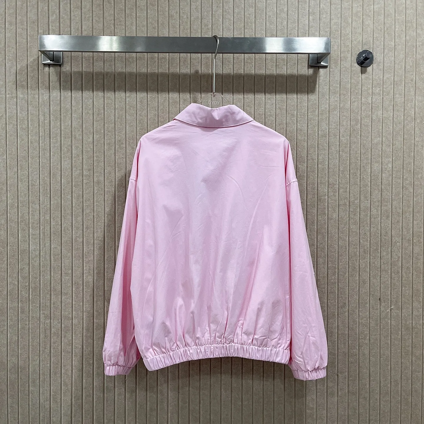 

Высококачественная осенне-зимняя женская куртка из саржевого хлопка с лацканами высокой плотности SU126