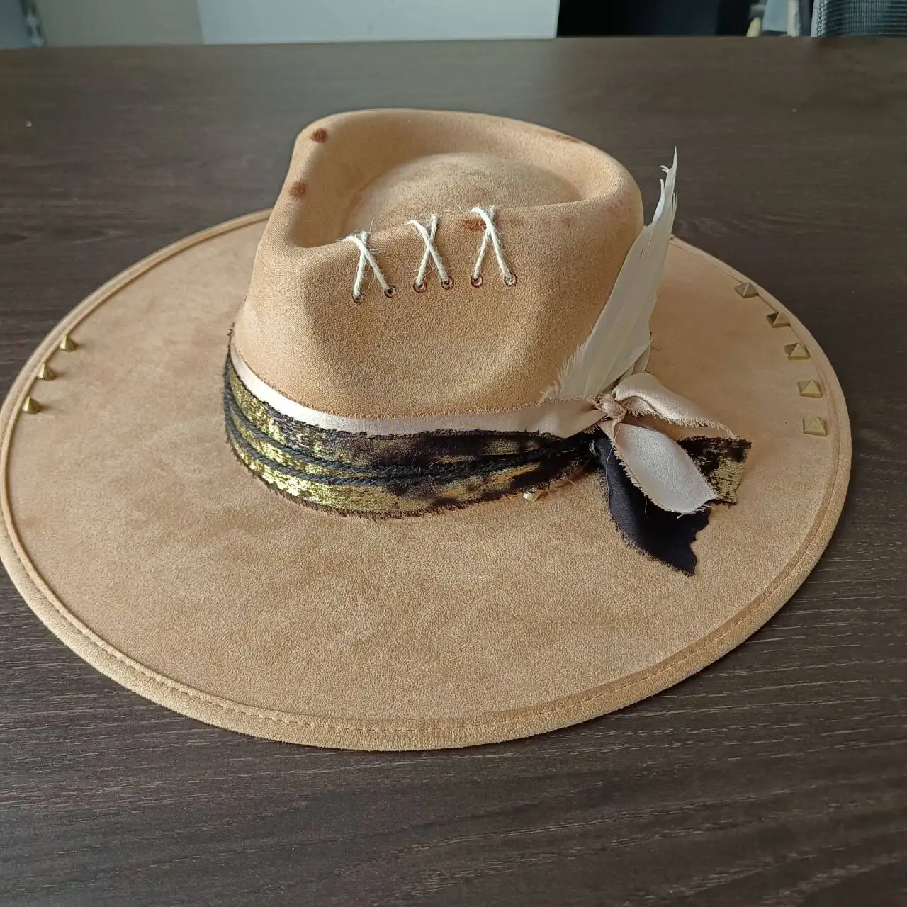 Cappello jazz caffè a tesa larga per uomo e donna, moda retrò, fedora decorata con piume rivettate, cappello di paglia Panama, nuovo stile