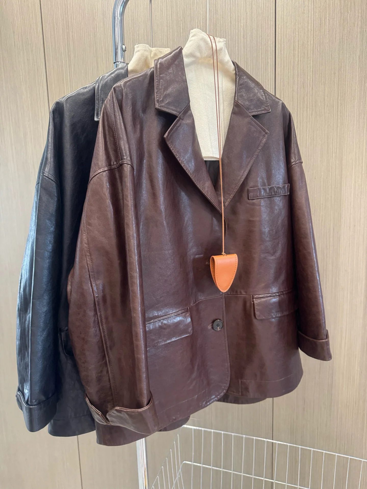 เสื้อแจ็คเก็ตหนังผู้หญิงฤดูใบไม้ร่วงคุณภาพสูงที่เรียบง่ายหรูหรา