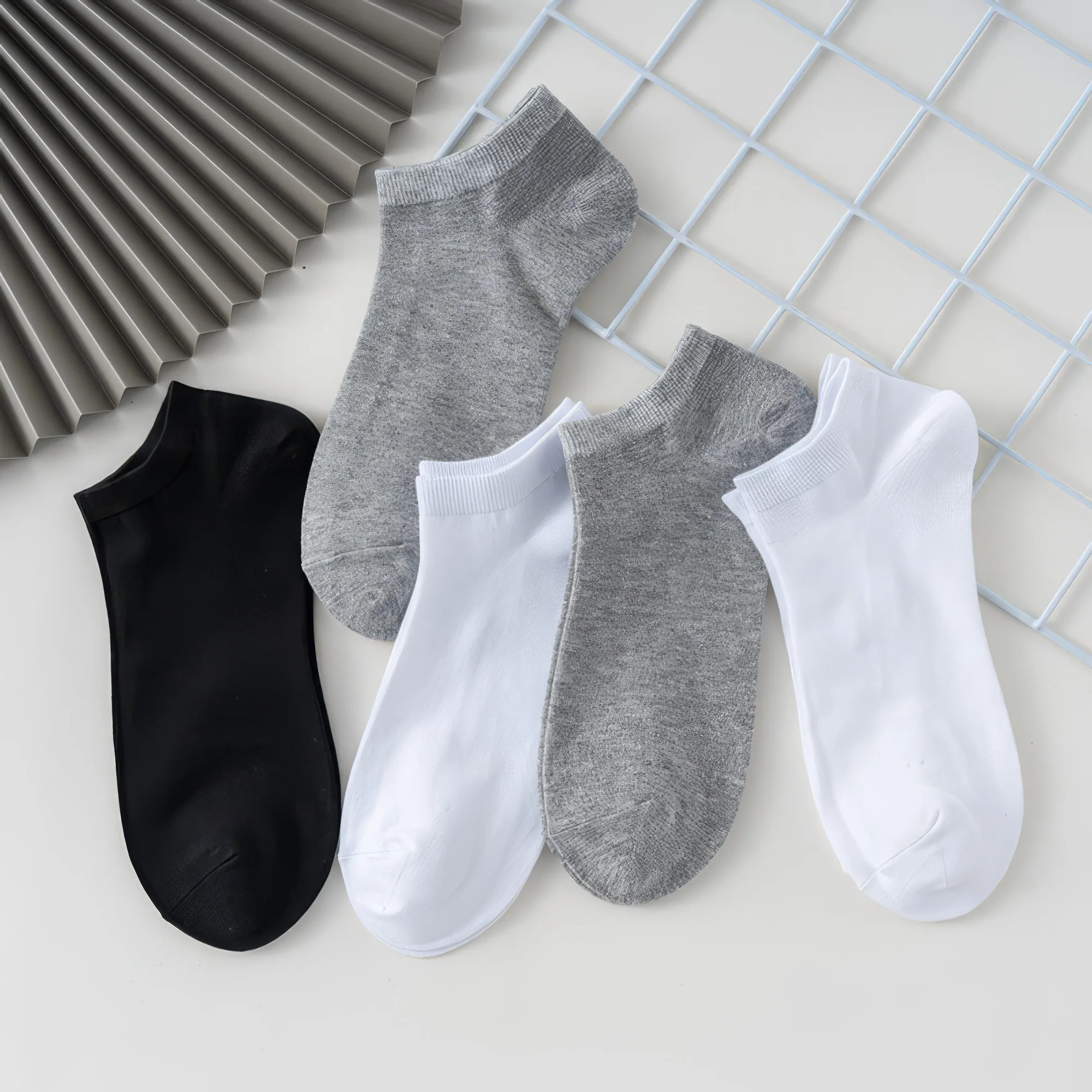 

35 Pairs of Black, White, and Gray Socks, Suitable for All Seasons and Hand Washable, Suitable for Casual Sports and Daily Wear