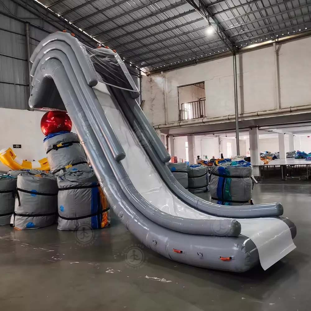 Trwała komercyjna nadmuchiwana zjeżdżalnia wodna do jachtów Sprzęt do zabawy w wodzie Dok dla łodzi Pływająca zjeżdżalnia zapewniająca maksymalną bezpieczeństwo i ekscytację