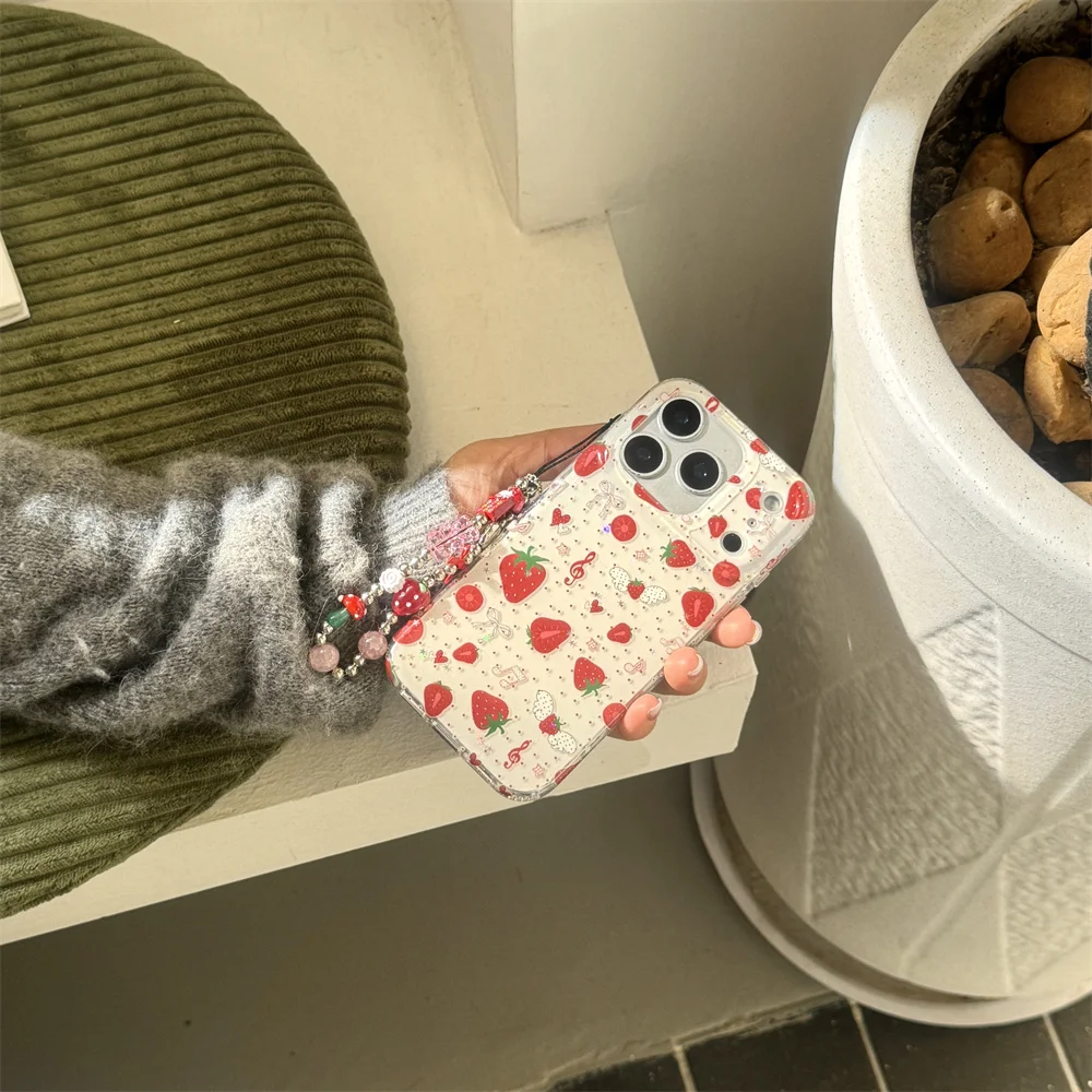 حافظة هاتف لطيفة بأجنحة الفراولة منقطة لهاتف آيفون 14 15 16 برو ماكس 17 برو مع سلسلة Fundas لهاتف أبل 16 ماكس 17