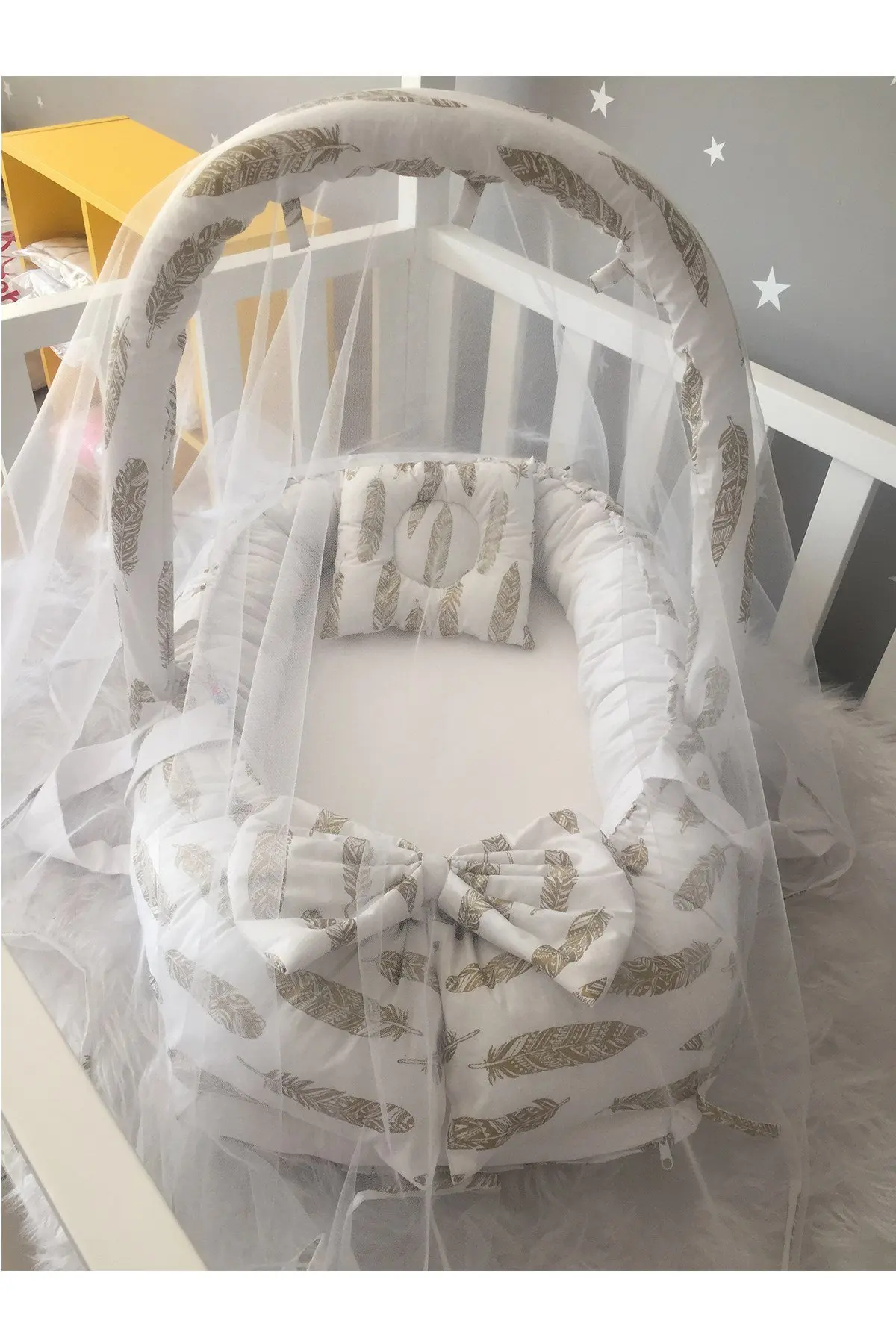 Luxe Design Babynest Met Handgemaakte Klamboe Met Gouden Veren En Speelgoedhanger