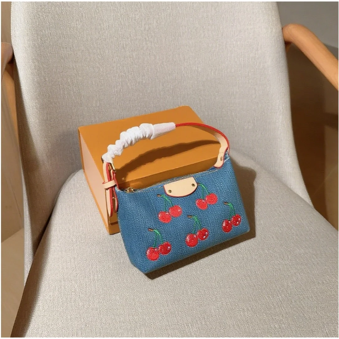 

2025 Новая женская модная универсальная джинсовая холщовая сумка с вишневым принтом