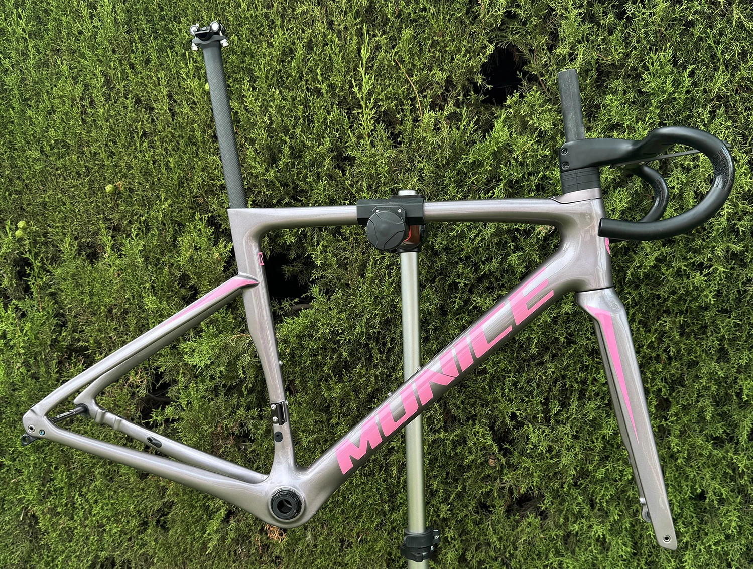 Munice R2 Carbonfaser-Rennradrahmen Versand aus Spanien Ultraleichter Allround-Carbon-Rennradrahmen Aerodynamischer EPS-geformter Carbonrahmen Scheibenbremse Max. 700*32C AERO T47 Fahrradrahmen Vollständig interne Kabelführung Lenker DI2 Mechanisch 2 Jahre Garantie – Detail 28