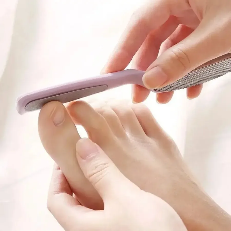 2-teilige Fußschleifer aus Edelstahl in zufälliger Farbe, doppelseitiges Design, sehr gut geeignet für Fußreparatur und Fußpflege