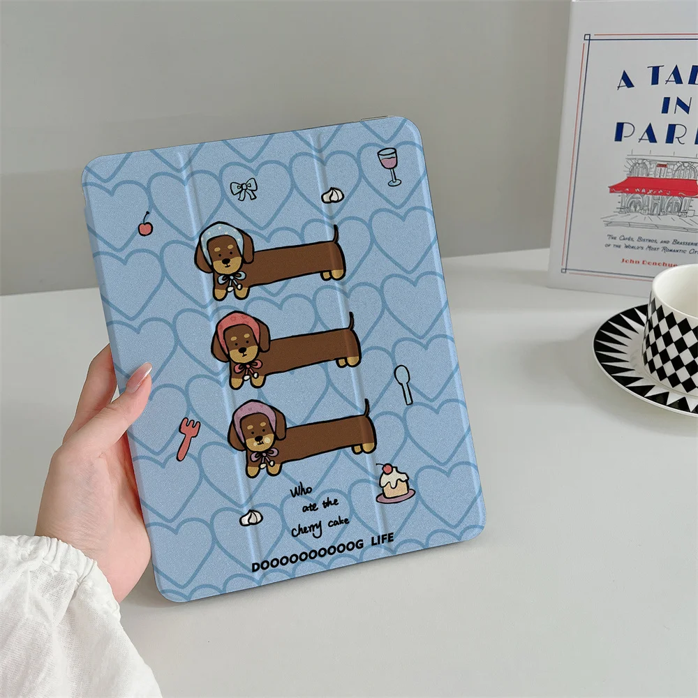 

Чехол INS Cute Love Sausage Dog для iPad A16 2024 11 дюймов, 2025 Air 5/4 10.9 дюймов, iPad 10 9.7, 10.2/10.5, Mini 6/5, с держателем для стилуса