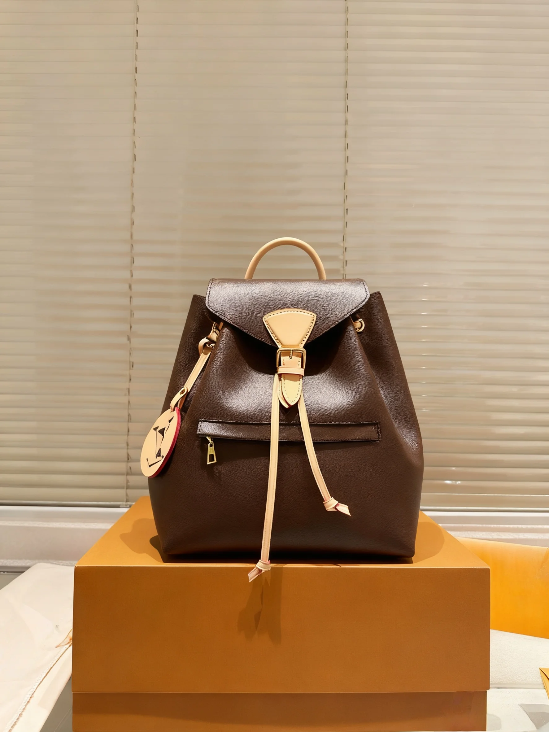 

2025 New SIZE: 23x28 CM Fashionable Versatile bags leather cherry Portable can be carried on the shoulder no boxes