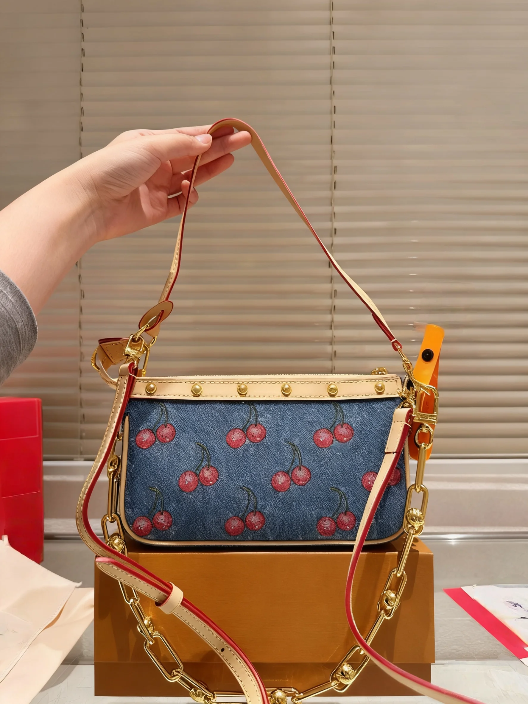 

2025 New SIZE: 22x13x4 CM Fashionable Versatile bags leather cherry Portable can be carried on the shoulder no boxes