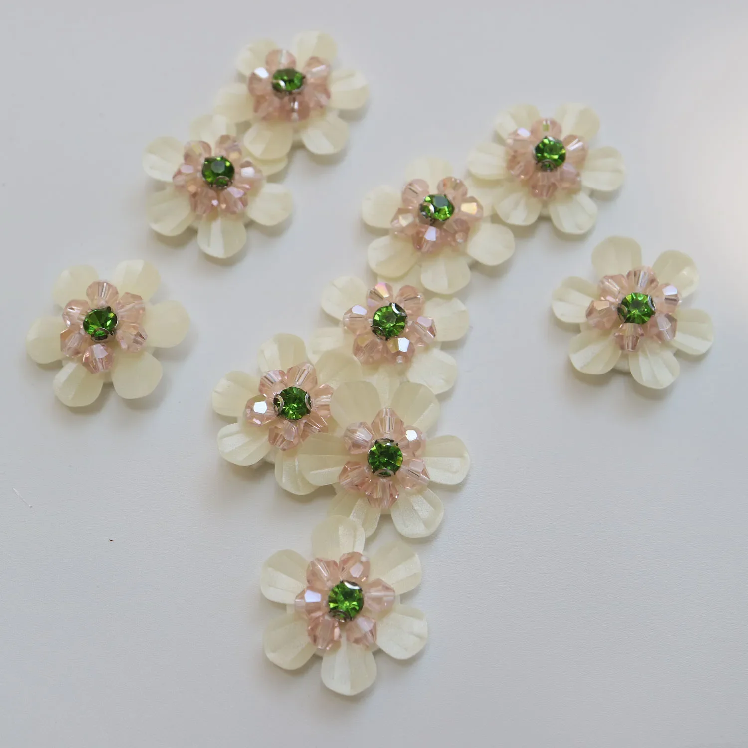 10 sztuk Rhinestone zroszony kwiat naszywki na ubrania DIY przyszyć parche aplikacje haftowana naszywka z aplikacją ropa dodatek odzieżowy — zdjęcie 2
