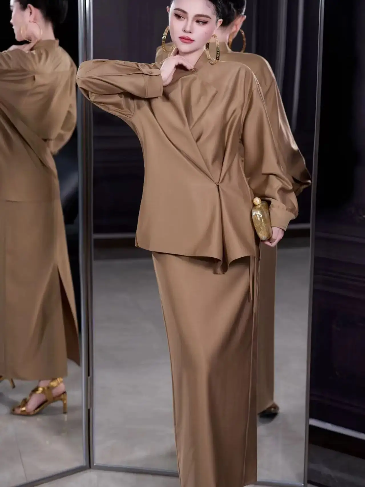 

Весенний минималистичный женский костюм с свободной юбкой