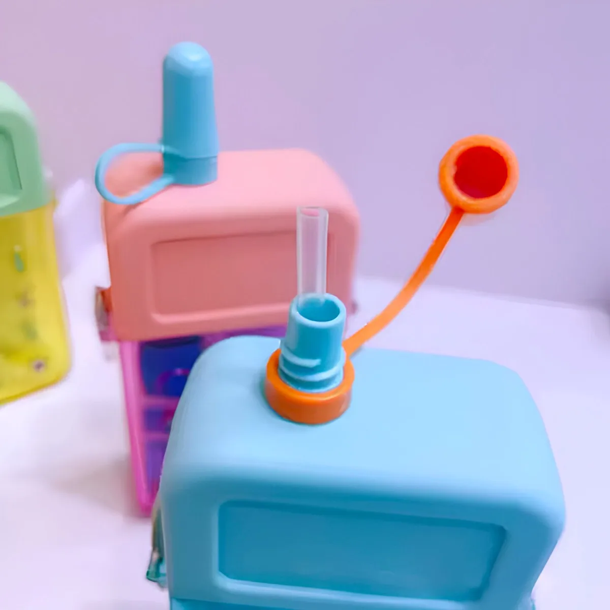 زجاجة مياه على شكل هاتف Kk-6، مقصف مدرسي بسعة 300 مل، زجاجة مياه للمدرسة، زجاجة مياه على شكل إبداعي.