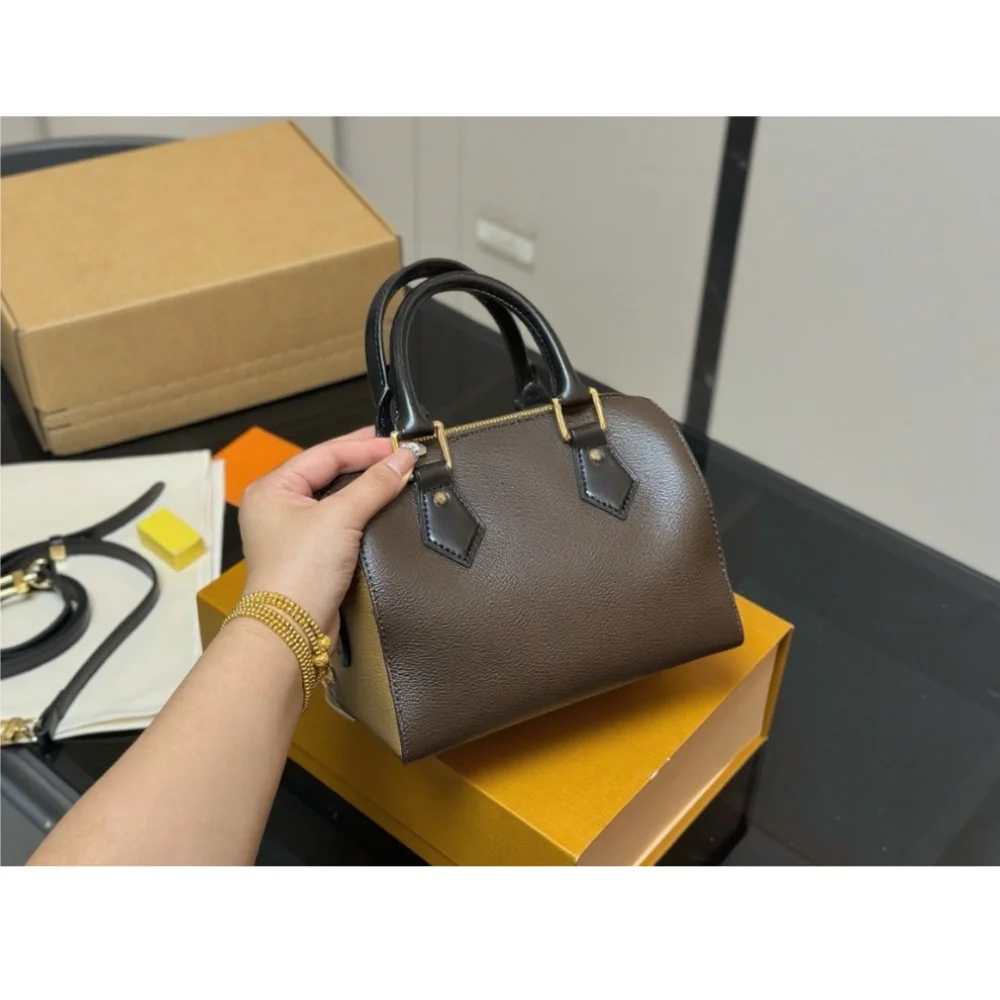 

2025 Новый РАЗМЕР: 20x14 СМ Модные универсальные сумки из кожи вишни Портативные можно носить на плече без коробок