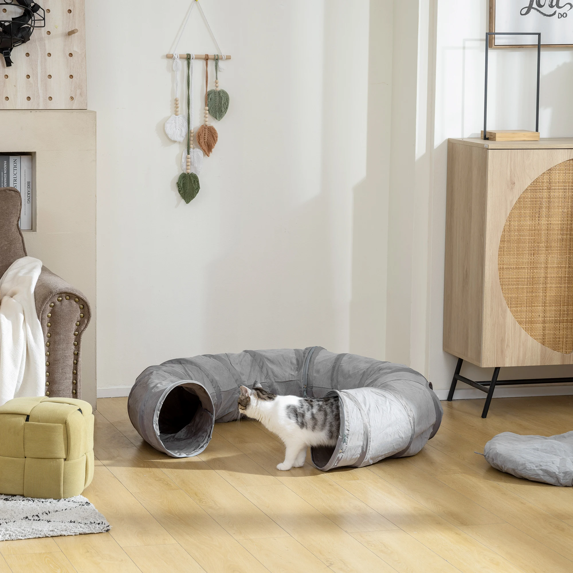 Tunnel pliable gris pour chat avec coussin amovible, balles suspendues, trous de surveillance, cadre métallique renforcé, cachette pliable, jouet pour chatons et chats adultes, pour l'intérieur, usage quotidien à la maison