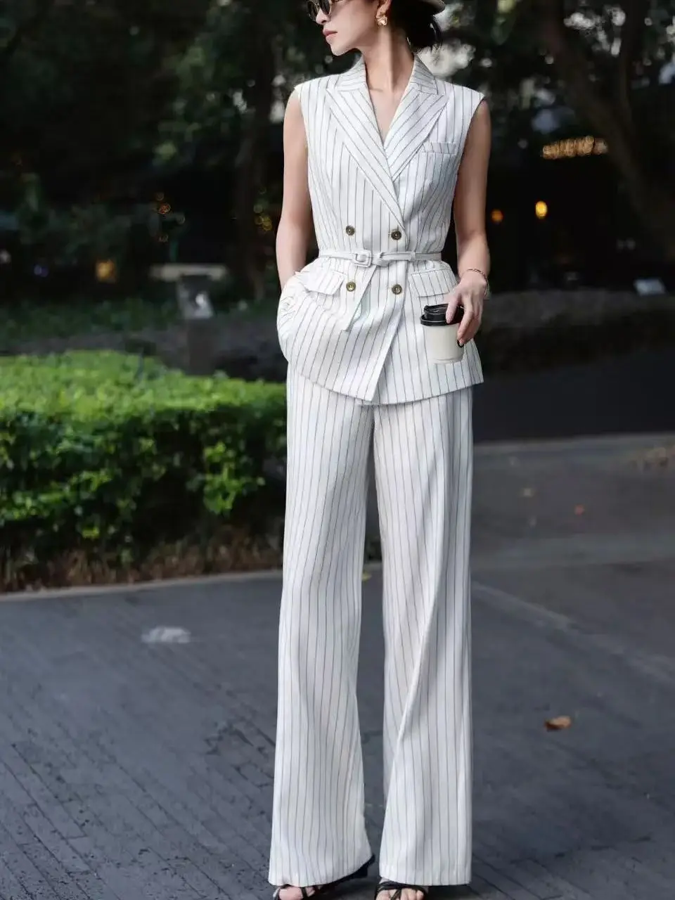 

Elegant double breasted striped linen-lyocell pants suit with belt
