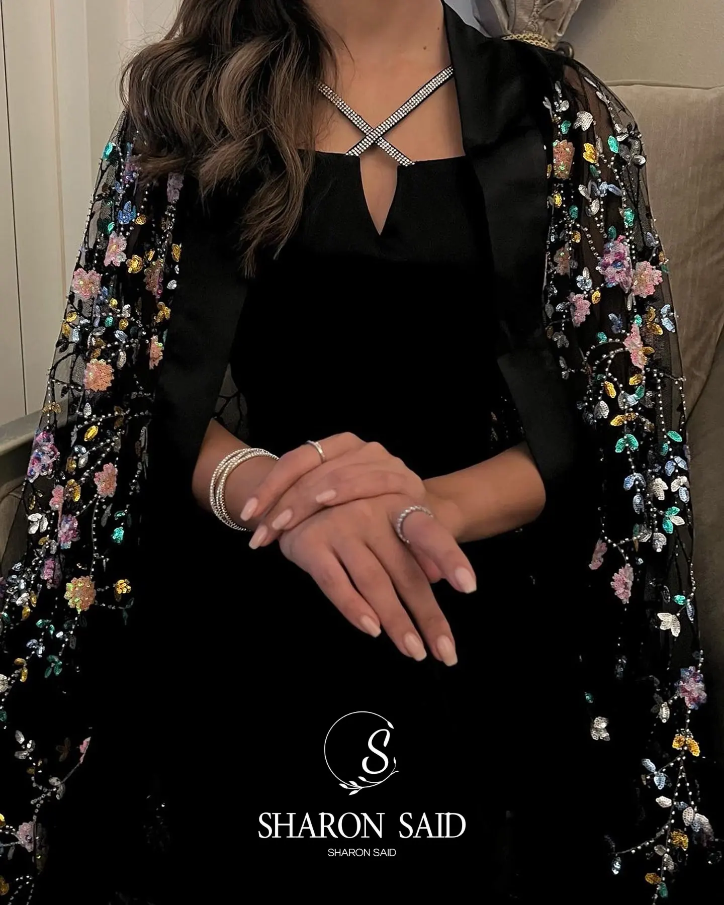 Sharon Said Abito da sera con fiori 3D a trapezio nero di lusso con maniche a mantella Abiti da ballo da donna con perline SF426 Personalizzato
