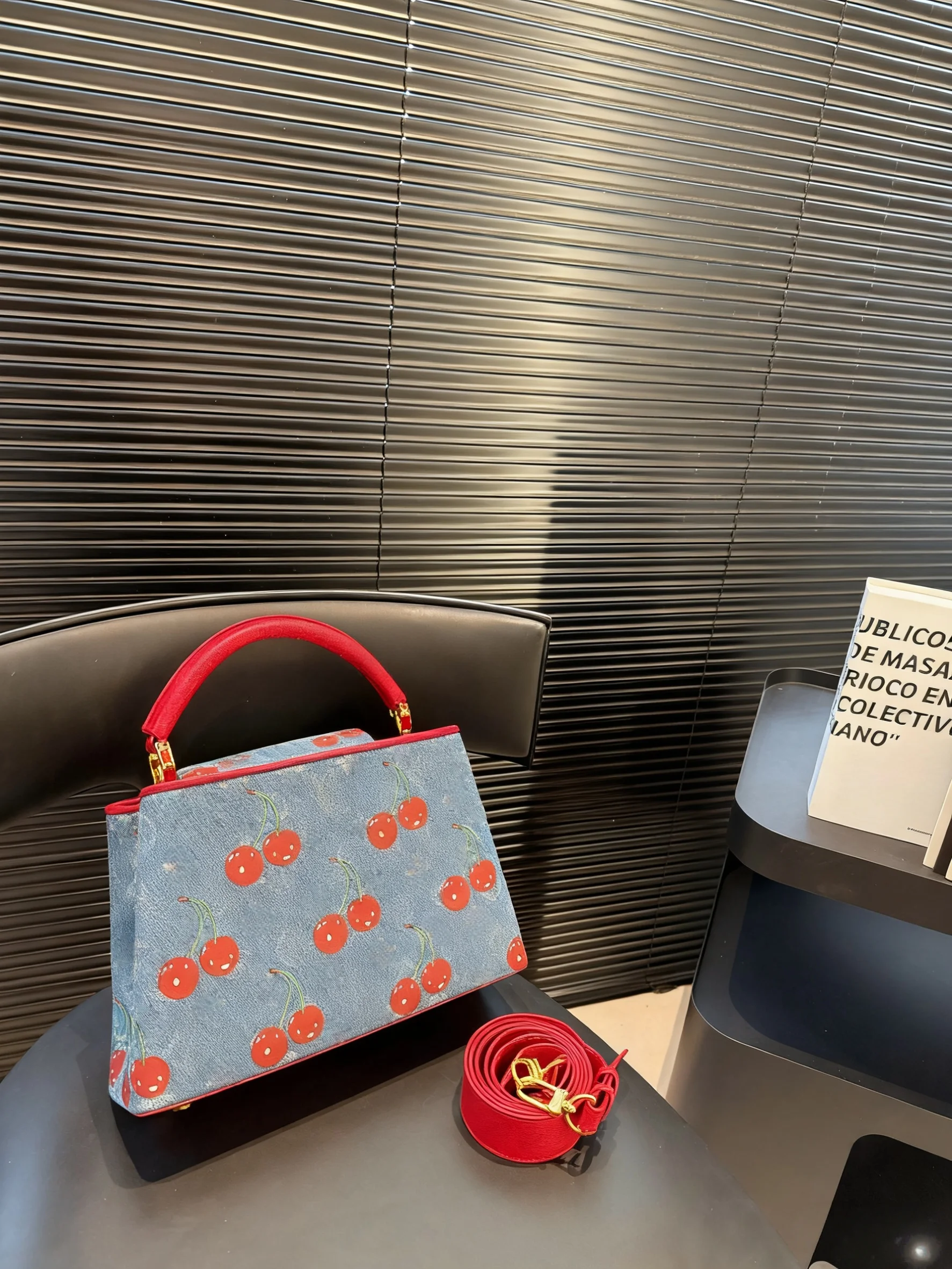 

2025 Новый размер: джинсовые сумки 27X18 или 20X13 см. Модные универсальные сумки из кожи вишни. Портативные можно носить на плече.