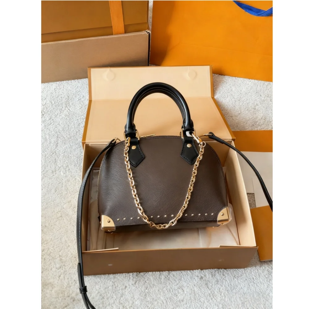 

2025 New SIZE: 22X15 CM Fashionable Versatile bags leather cherry Portable can be carried on the shoulder no boxes