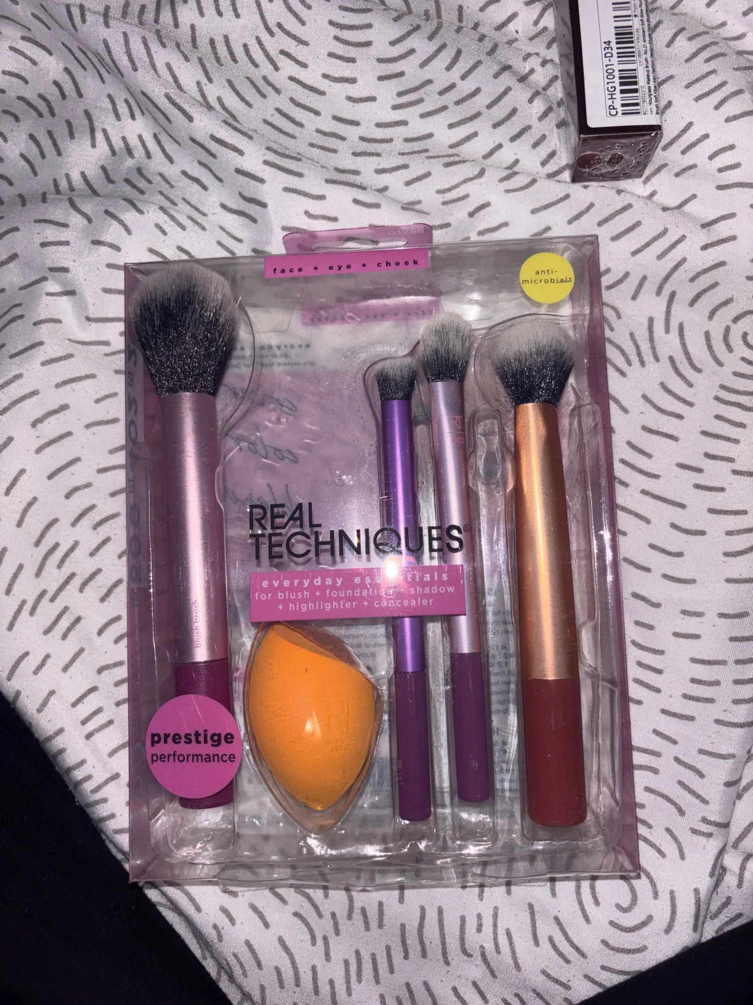 2025 Real Techniques 6 Piece Everyday Essentials Makeup Brush Set Sponges Blush Bronzer Contour Eyeshadow Powder Travel Gift Set photo review
