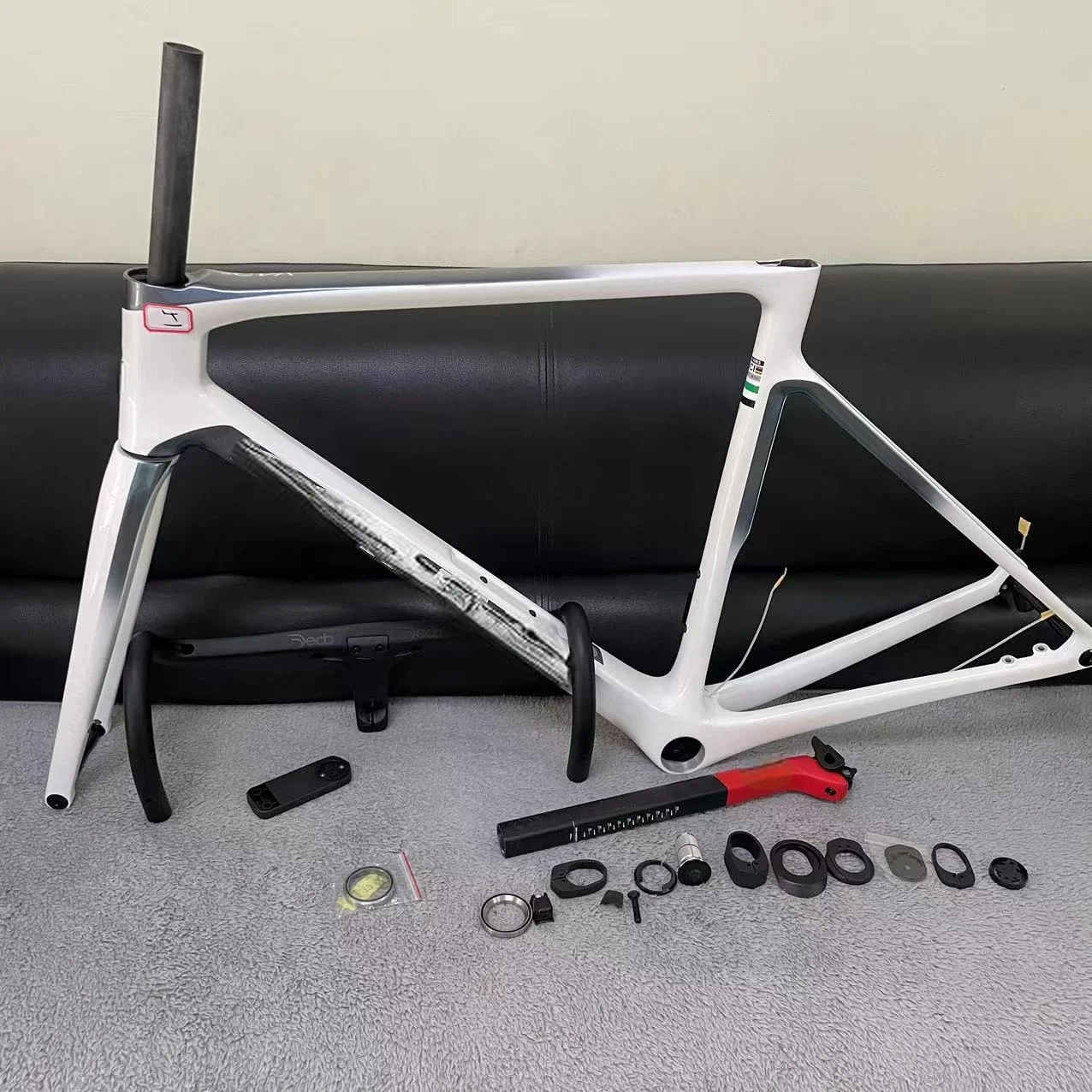 

White grey road bike carbon frameset disc cycling frame t47+handlebar full carbon bike frame made in china 420-570mm in stock