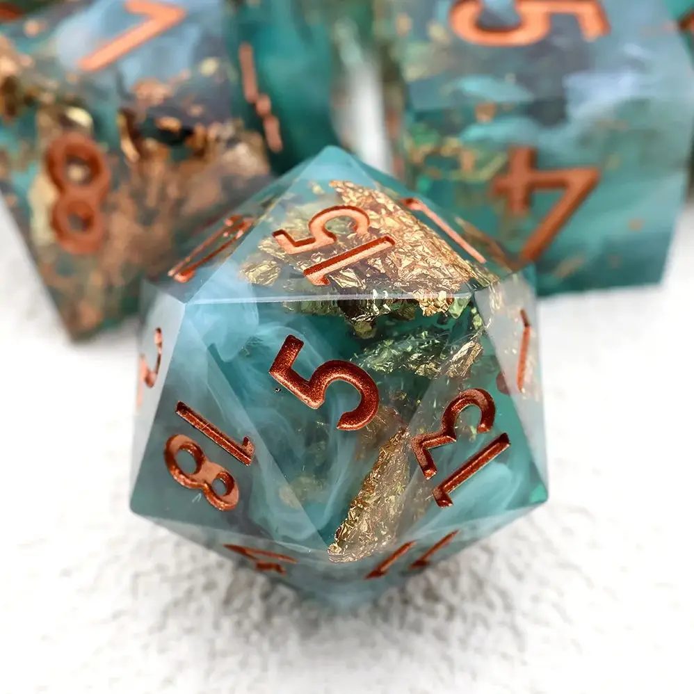

Набор многогранных игральных костей ручной работы из бирюзовой смолы с золотой фольгой, 7 шт., для D&D, RPG и настольных игр N4
