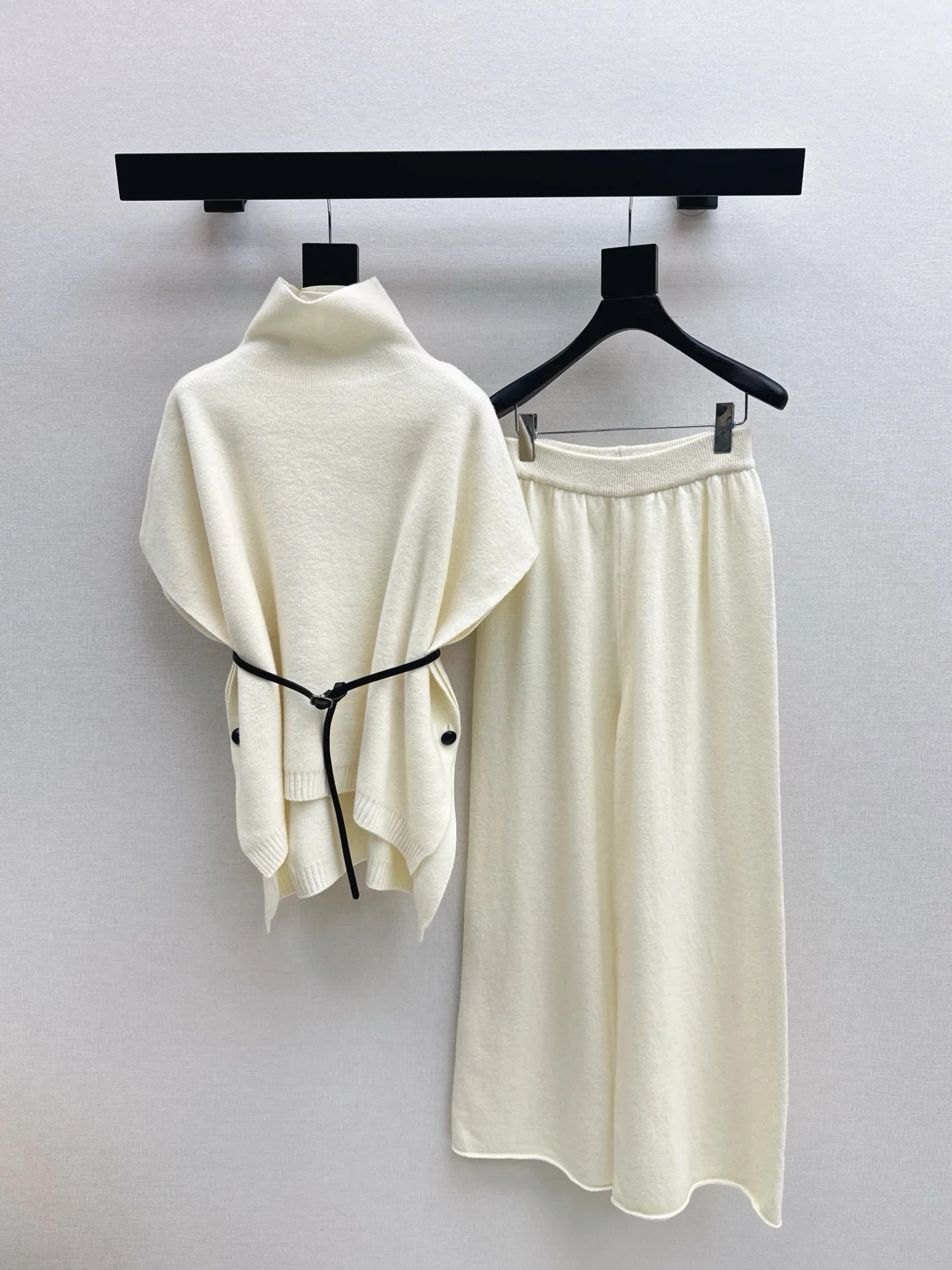 Early Autumn British Style Knitted High-Neck Cape and Straight Leg Pants Set with Belt