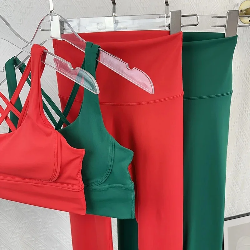 Świąteczny 2-częściowy strój do jogi Jednokolorowy zestaw do ćwiczeń na siłowni Top do jogi z krzyżem na plecach Brzoskwiniowe spodnie do jogi Pilates strój do biegania — zdjęcie 2