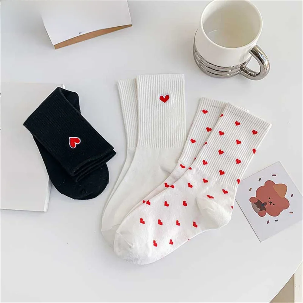 Nouveau broderie rouge amour coeur coton mignon décontracté respirant doux blanc noir mode Sport chaussettes livraison directe